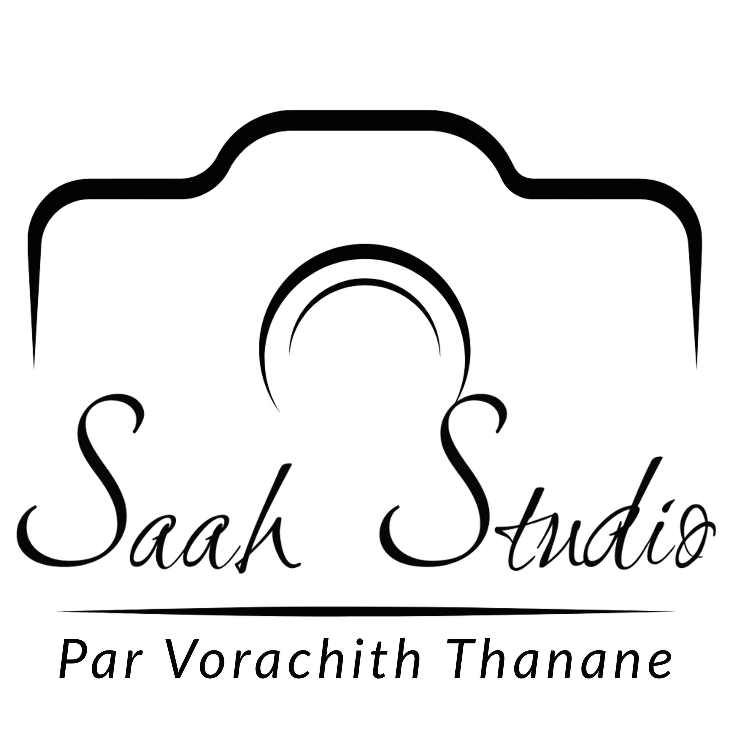 Saah Studio Logo noir sur fond blanc, représentant la silhouette stylisée d'un appareil photo. Le nom "Saah Studio" est écrit en écriture cursive élégante, surmontant la mention "Par Vorachith Thanane"