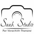 Logo noir sur fond blanc, représentant la silhouette stylisée d'un appareil photo. Le nom "Saah Studio" est écrit en écriture cursive élégante, surmontant la mention "Par Vorachith Thanane"